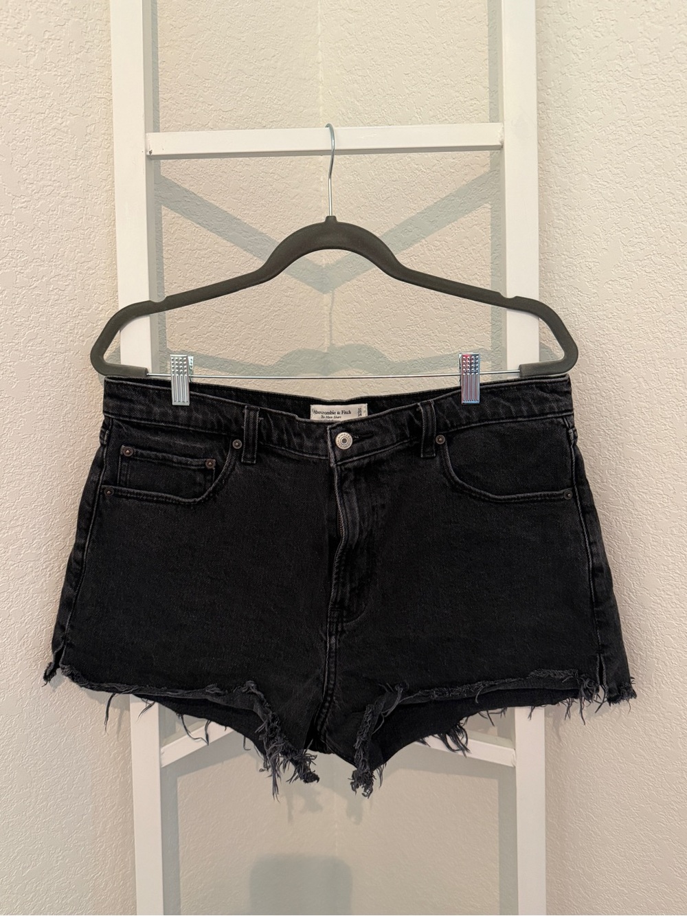 Abercrombie & Fitch Mom Shorts Women’s 32/14 Black High Rise Cutoff Denim